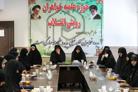 تصاویر / دیدار اعضای جلسه شورای معاونین حوزه علمیه خواهران قزوین با نماینده ولی فقیه در استان قزوین
