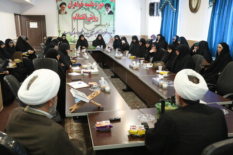 تصاویر / دیدار اعضای جلسه شورای معاونین حوزه علمیه خواهران قزوین با نماینده ولی فقیه در استان قزوین