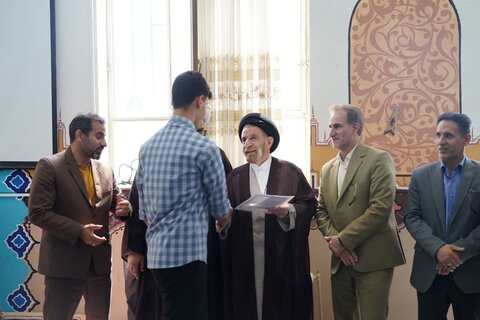 تصاویر حضور نماینده ولی فقیه در لرستان در مدرسه پسرانه معارف اسلامی خرم آباد