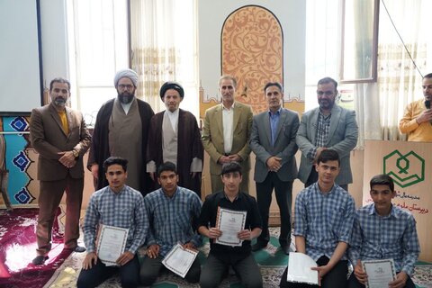 تصاویر حضور نماینده ولی فقیه در لرستان در مدرسه پسرانه معارف اسلامی خرم آباد
