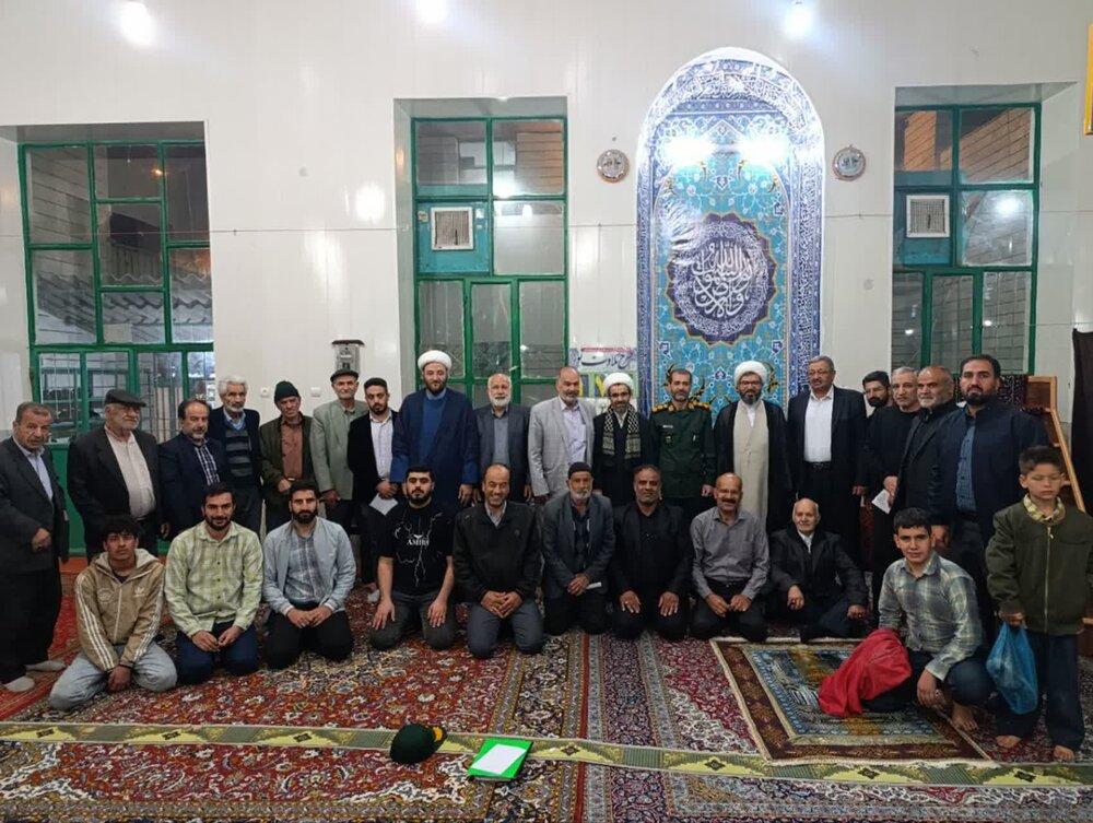 تصاویر/ حضور میدانی اعضای قرارگاه پشتیبانی مساجد الیگودرز در جمع نمازگزاران مسجد شهید آیت‌الله سید مصطفی خمینی(ره)