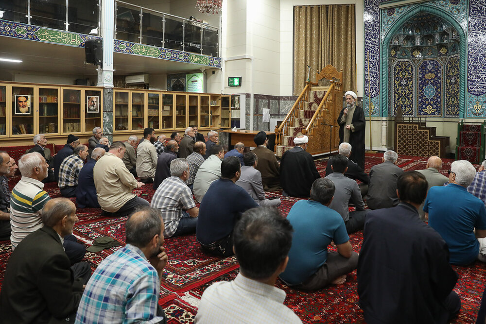 برخی نعمتهای خدا را فراموش میکنند و تنها در سختیها یاد خدا میافتند