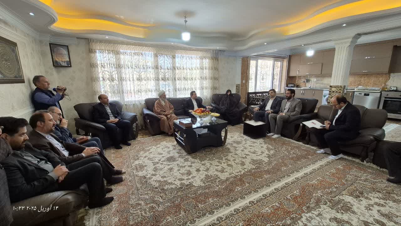 تجلیل رئیس سازمان ثبت اسناد و املاک کشور از خانواده شهیدان قیطاسی + عکس