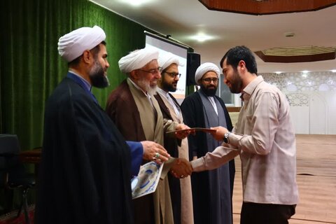 تصاویر/  تجلیل از برگزیدگان مرحله مدرسه ای جشنواره علامه حلی در مدرسه علمیه امام خمینی(ره) ارومیه