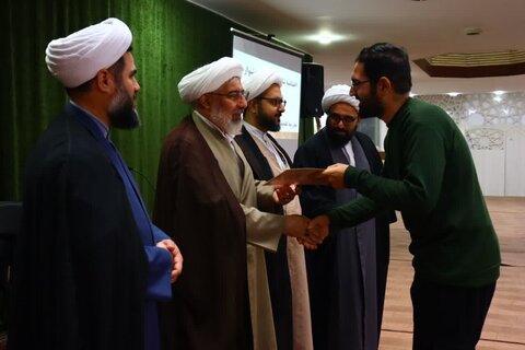 تصاویر/  تجلیل از برگزیدگان مرحله مدرسه ای جشنواره علامه حلی در مدرسه علمیه امام خمینی(ره) ارومیه