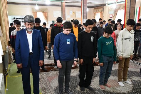 تصاویر/ حضور امام جمعه خوی در جمع دانش آموزان