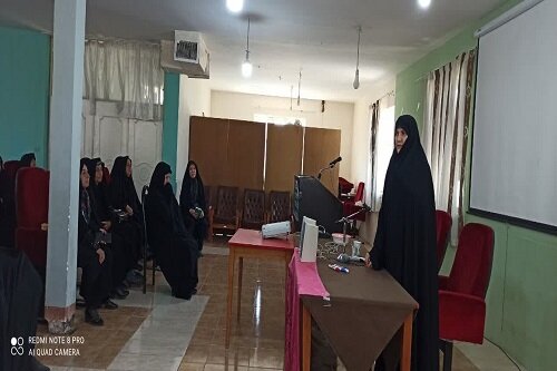برگزاری جلسات آموزشی حج و احکام بانوان در استان لرستان توسط معینه کرمانشاهی+عکس