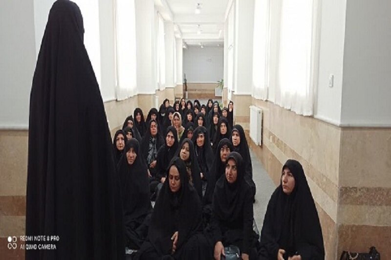 برگزاری جلسات آموزشی حج و احکام بانوان در استان لرستان توسط معینه کرمانشاهی+تصاویر