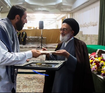 اهدای نشان فاطمی به مدیر شبکه قرآن توسط آیت الله سعیدی