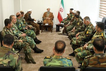 تصاویر / دیدار جمعی از فرمانده هان لشگر ۱۶ زرهی قزوین با نماینده ولی فقیه در استان قزوین