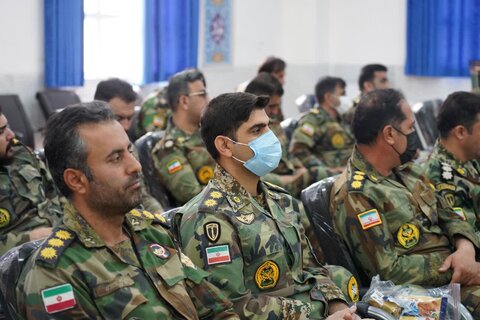 تصاویر دیدار با فرماندهان قرارگاه عملیاتی لشکر ۸۴ پیاده لرستان با نماینده ولی فقیه در استان