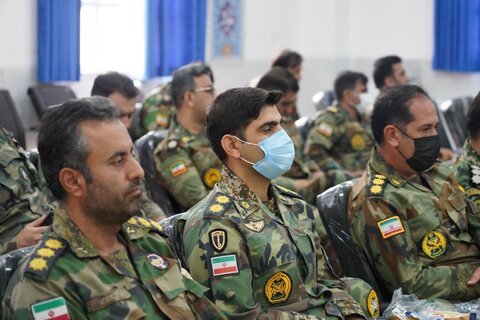 تصاویر دیدار با فرماندهان قرارگاه عملیاتی لشکر ۸۴ پیاده لرستان با نماینده ولی فقیه در استان