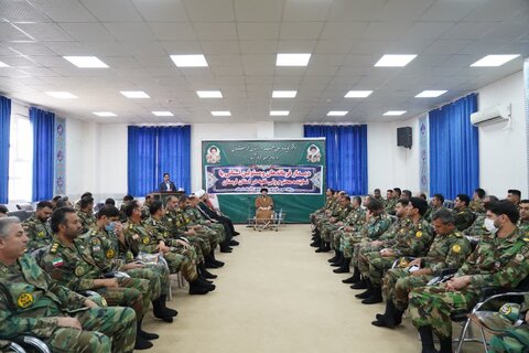 تصاویر دیدار با فرماندهان قرارگاه عملیاتی لشکر ۸۴ پیاده لرستان با نماینده ولی فقیه در استان