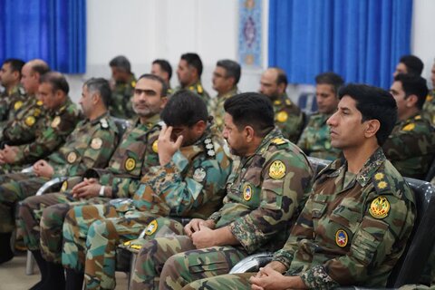 تصاویر دیدار با فرماندهان قرارگاه عملیاتی لشکر ۸۴ پیاده لرستان با نماینده ولی فقیه در استان