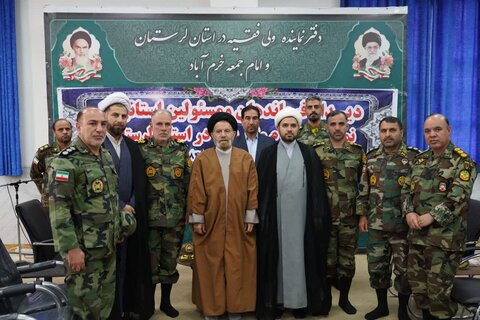 تصاویر دیدار با فرماندهان قرارگاه عملیاتی لشکر ۸۴ پیاده لرستان با نماینده ولی فقیه در استان