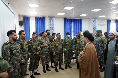 تصاویر دیدار با فرماندهان قرارگاه عملیاتی لشکر ۸۴ پیاده لرستان با نماینده ولی فقیه در استان