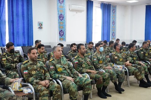 تصاویر دیدار با فرماندهان قرارگاه عملیاتی لشکر ۸۴ پیاده لرستان با نماینده ولی فقیه در استان