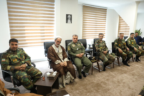 تصاویر / دیدار جمعی از فرمانده هان لشگر 16 زرهی قزوین با نماینده ولی فقیه در استان قزوین