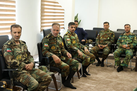 تصاویر / دیدار جمعی از فرمانده هان لشگر 16 زرهی قزوین با نماینده ولی فقیه در استان قزوین