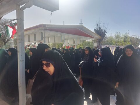 تصاویر/حضور طلاب حافظ و قرآن پژوه مدرسه علمیه فاطمه الزهرا اراک در اولین آیین اهدای نشان ملی کربلایی کاظم ساروقی