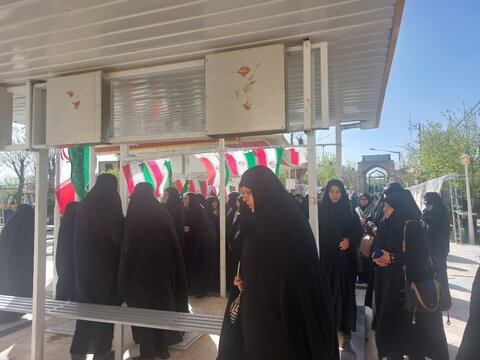 تصاویر/حضور طلاب حافظ و قرآن پژوه مدرسه علمیه فاطمه الزهرا اراک در اولین آیین اهدای نشان ملی کربلایی کاظم ساروقی