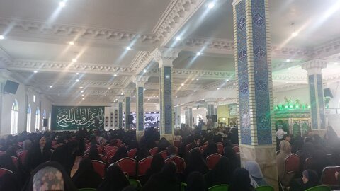 تصاویر/حضور طلاب حافظ و قرآن پژوه مدرسه علمیه فاطمه الزهرا اراک در اولین آیین اهدای نشان ملی کربلایی کاظم ساروقی