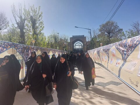 تصاویر/حضور طلاب حافظ و قرآن پژوه مدرسه علمیه فاطمه الزهرا اراک در اولین آیین اهدای نشان ملی کربلایی کاظم ساروقی