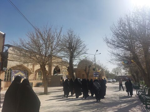 تصاویر/حضور طلاب حافظ و قرآن پژوه مدرسه علمیه فاطمه الزهرا اراک در اولین آیین اهدای نشان ملی کربلایی کاظم ساروقی