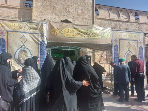 تصاویر/حضور طلاب حافظ و قرآن پژوه مدرسه علمیه فاطمه الزهرا اراک در اولین آیین اهدای نشان ملی کربلایی کاظم ساروقی