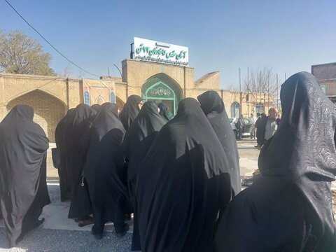 تصاویر/حضور طلاب حافظ و قرآن پژوه مدرسه علمیه فاطمه الزهرا اراک در اولین آیین اهدای نشان ملی کربلایی کاظم ساروقی