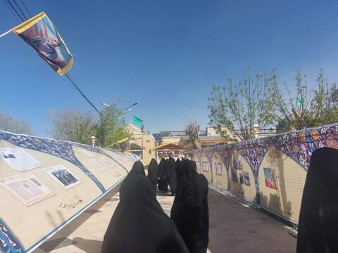 تصاویر/حضور طلاب حافظ و قرآن پژوه مدرسه علمیه فاطمه الزهرا اراک در اولین آیین اهدای نشان ملی کربلایی کاظم ساروقی