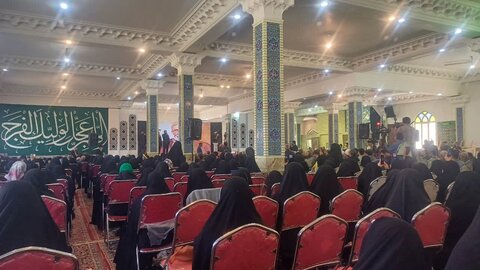 تصاویر/حضور طلاب حافظ و قرآن پژوه مدرسه علمیه فاطمه الزهرا اراک در اولین آیین اهدای نشان ملی کربلایی کاظم ساروقی