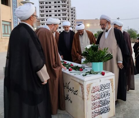 ادای احترام مدیر حوزه های علمیه خواهران کشور به شهید گمنام