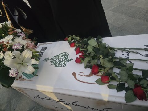 ادای احترام مدیر حوزه های علمیه خواهران کشور به شهید گمنام