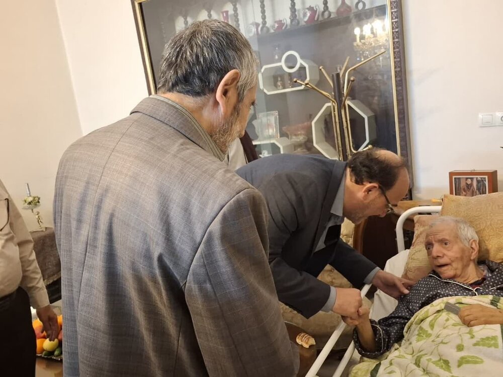 عیادت بیت آیت الله مدنی کاشانی از پزشک خاذق و مردمی+ عکس