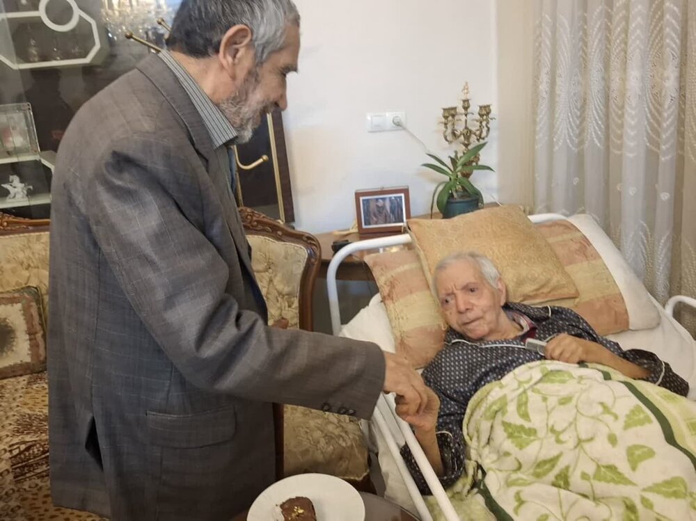 عیادت بیت آیت الله مدنی کاشانی از پزشک خاذق و مردمی+ عکس