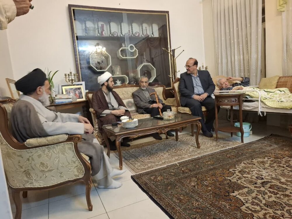 عیادت بیت آیت الله مدنی کاشانی از پزشک خاذق و مردمی+ عکس