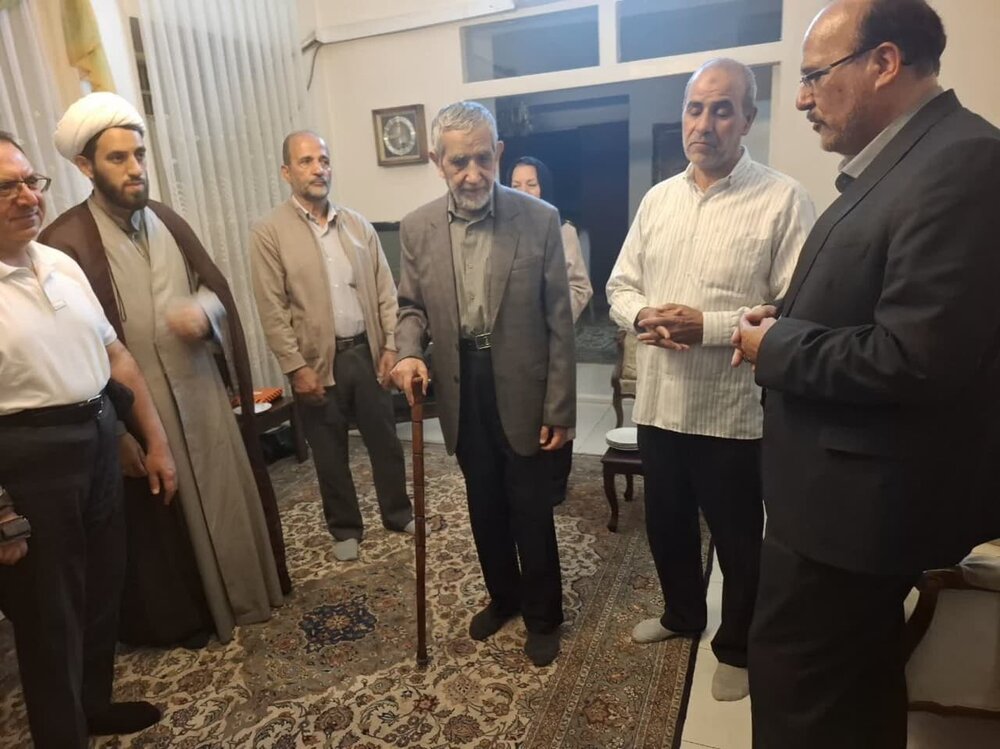 عیادت بیت آیت الله مدنی کاشانی از پزشک خاذق و مردمی+ عکس