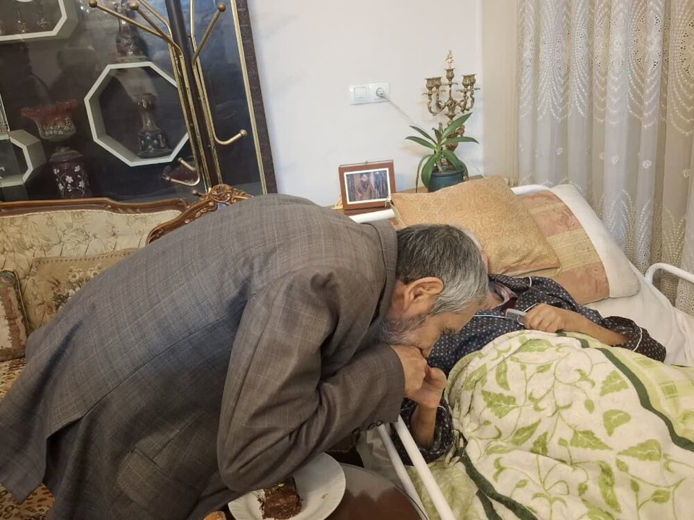 عیادت بیت آیت الله مدنی کاشانی از پزشک خاذق و مردمی+ عکس