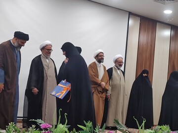 تجلیل از نخبگان آموزشی و پژوهشی حوزه علمیه خواهران استان یزد
