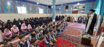 تصاویر/ تدریس نماینده ولی فقیه در کاشان به دانش آموزان مدارس شهر جوشقان قالی