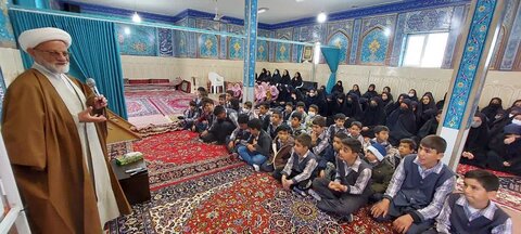 تصاویر/دریس نماینده ولی فقیه درکاشان به دانش آموزان مدارس شهر جوشقان قالی