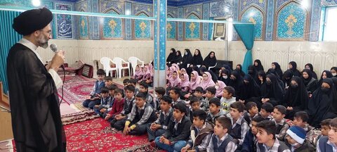تصاویر/دریس نماینده ولی فقیه درکاشان به دانش آموزان مدارس شهر جوشقان قالی