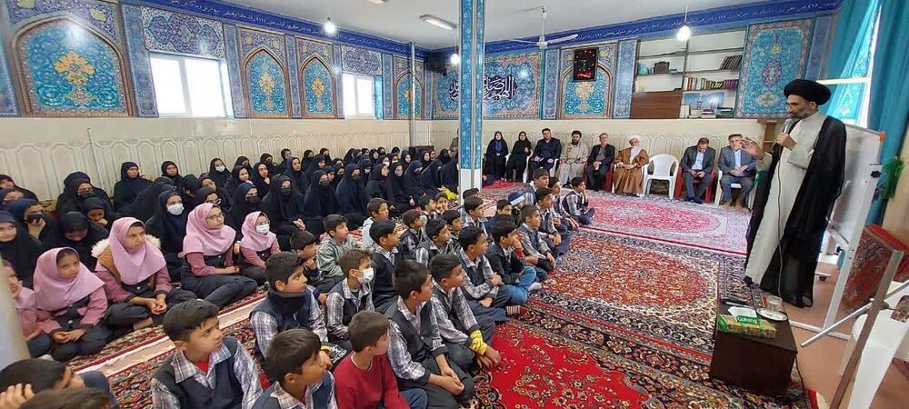 تصاویر/ تدریس نماینده ولی فقیه در کاشان به دانش آموزان مدارس شهر جوشقان قالی