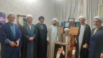 حضور سرپرست دفتر امور اجتماعی و سیاسی حوزه های علمیه در منزل پدر شهید محسن صداقت