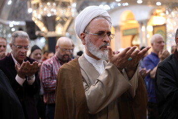 تصاویر/ اقامه نماز ظهر حرم عبدالعظیم حسنی(ع) به امامت آیت الله اعرافی