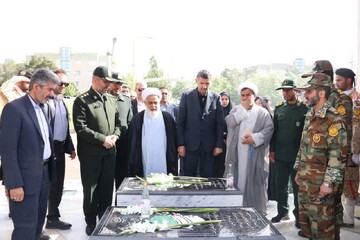 تصاویر / دیدار امام جمعه آبیک با فرماندهی آمادگاه آبیک بمناسبت روز ارتش