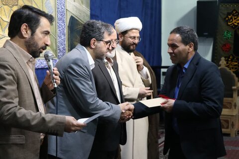 تصاویر/اهدای جوایز برگزیدگان مسابقه زندگی با آیه ها در اراک