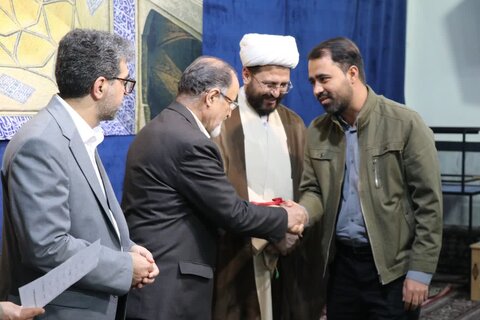 تصاویر/اهدای جوایز برگزیدگان مسابقه زندگی با آیه ها در اراک