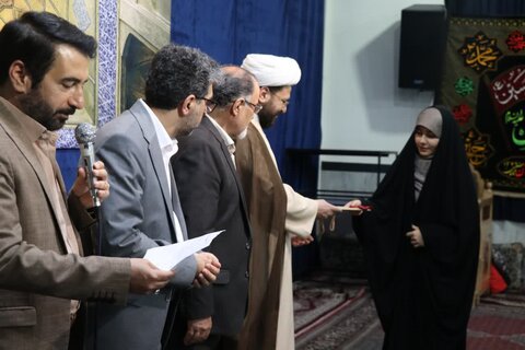 تصاویر/اهدای جوایز برگزیدگان مسابقه زندگی با آیه ها در اراک